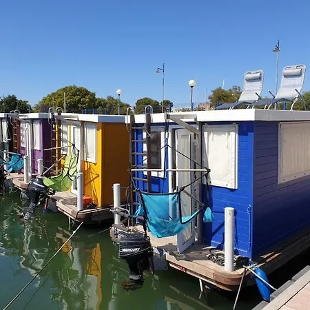 بوتيل Houseboat كالياري
