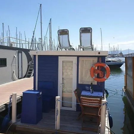 Houseboat Botel *