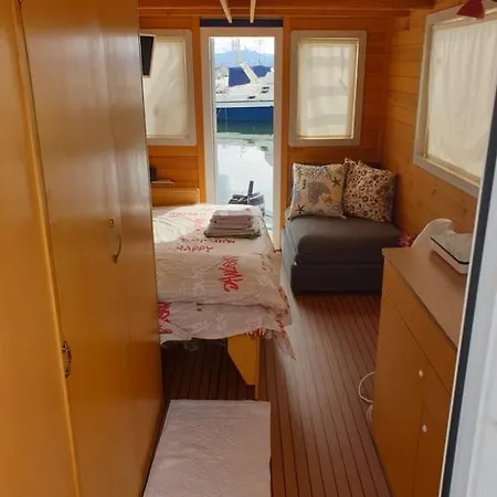 Houseboat *