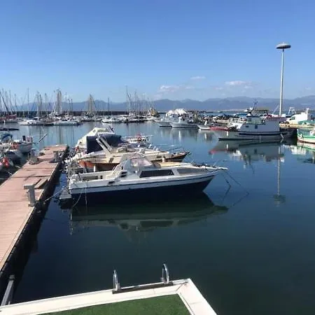 Houseboat Πλωτό κατάλυμα *