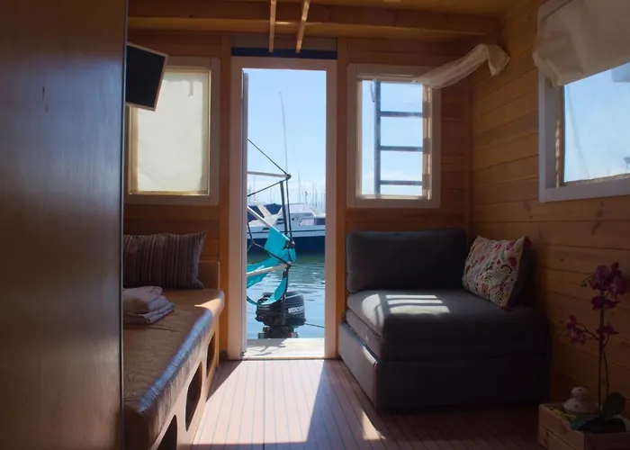 Houseboat *